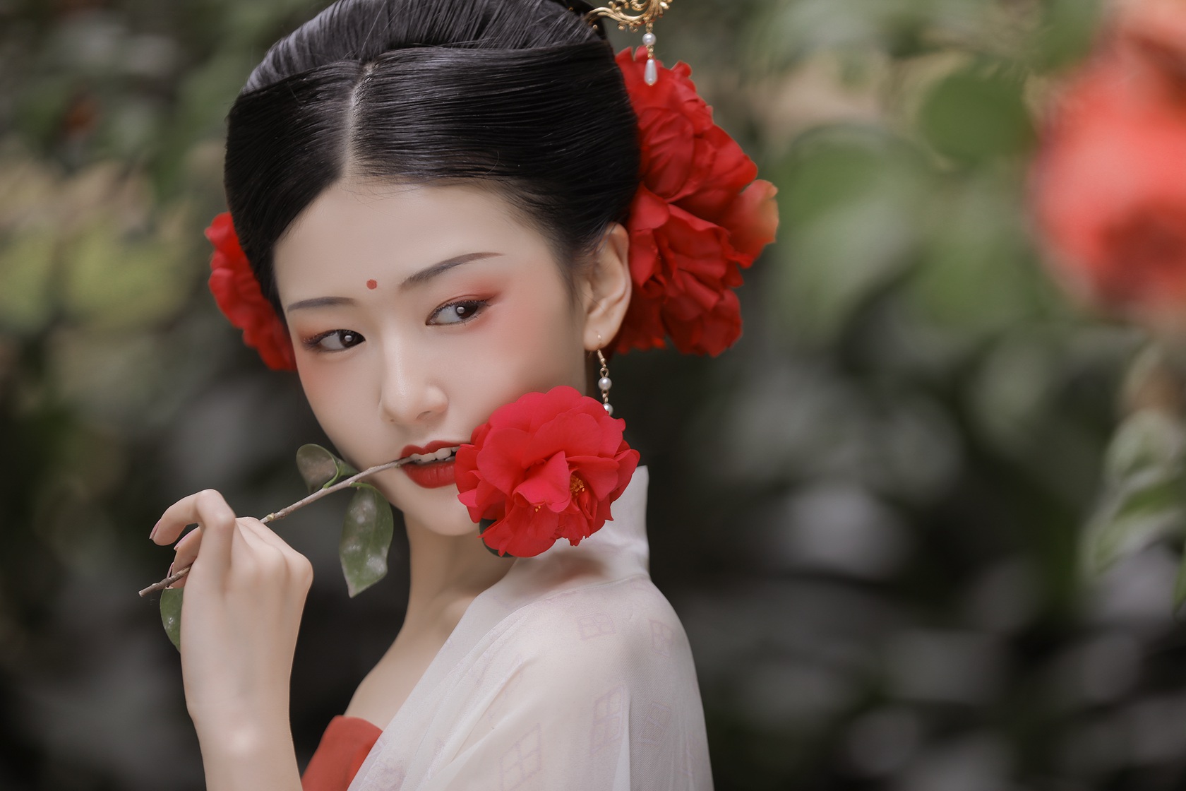 每一个生命都是独一无二的，你要找到自己要走的路，不要老去看着别人的喜悲