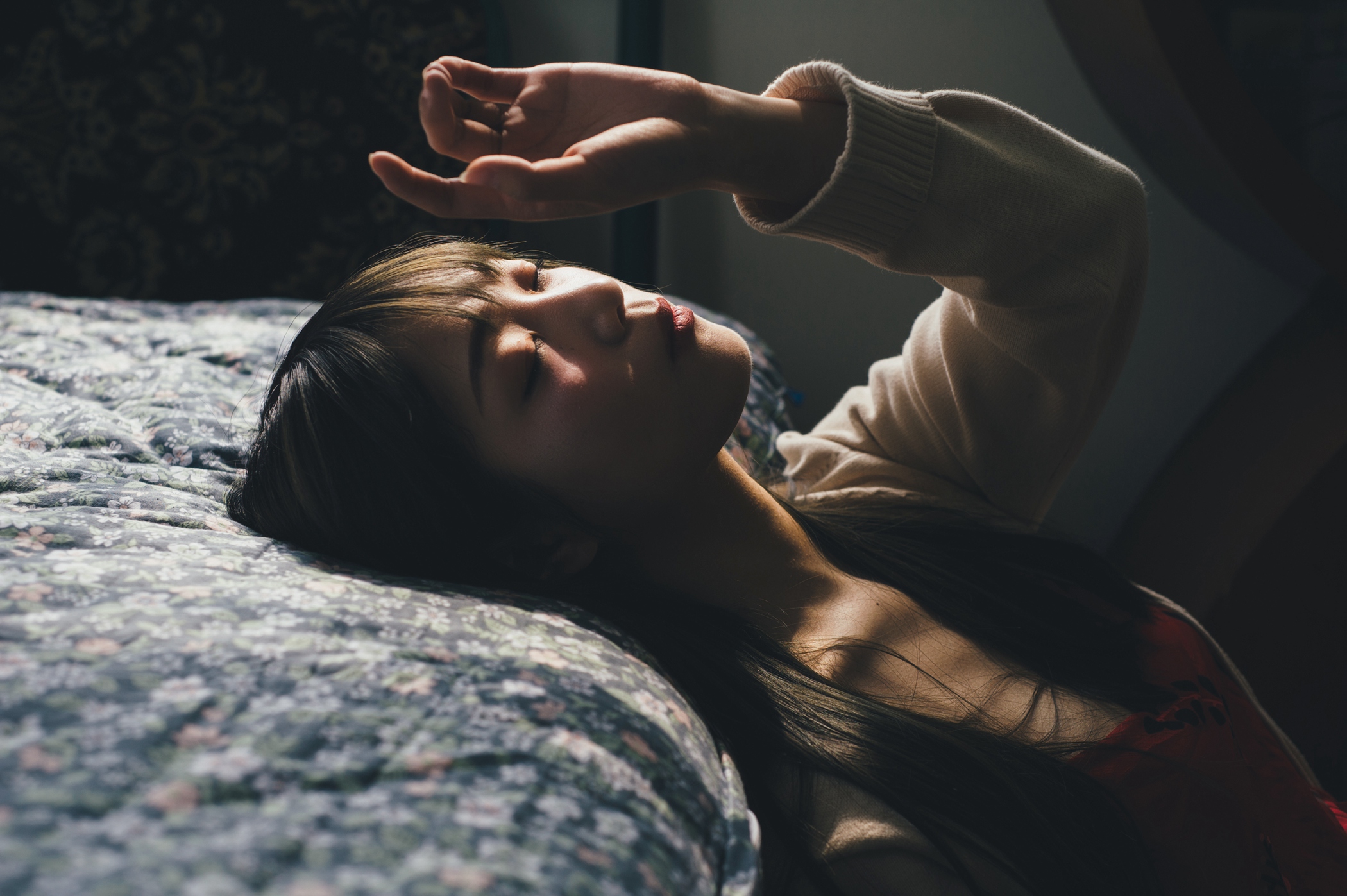 内观自己，认识自己的本性。以期真正了解生命的意义，从中获得满足和心安。